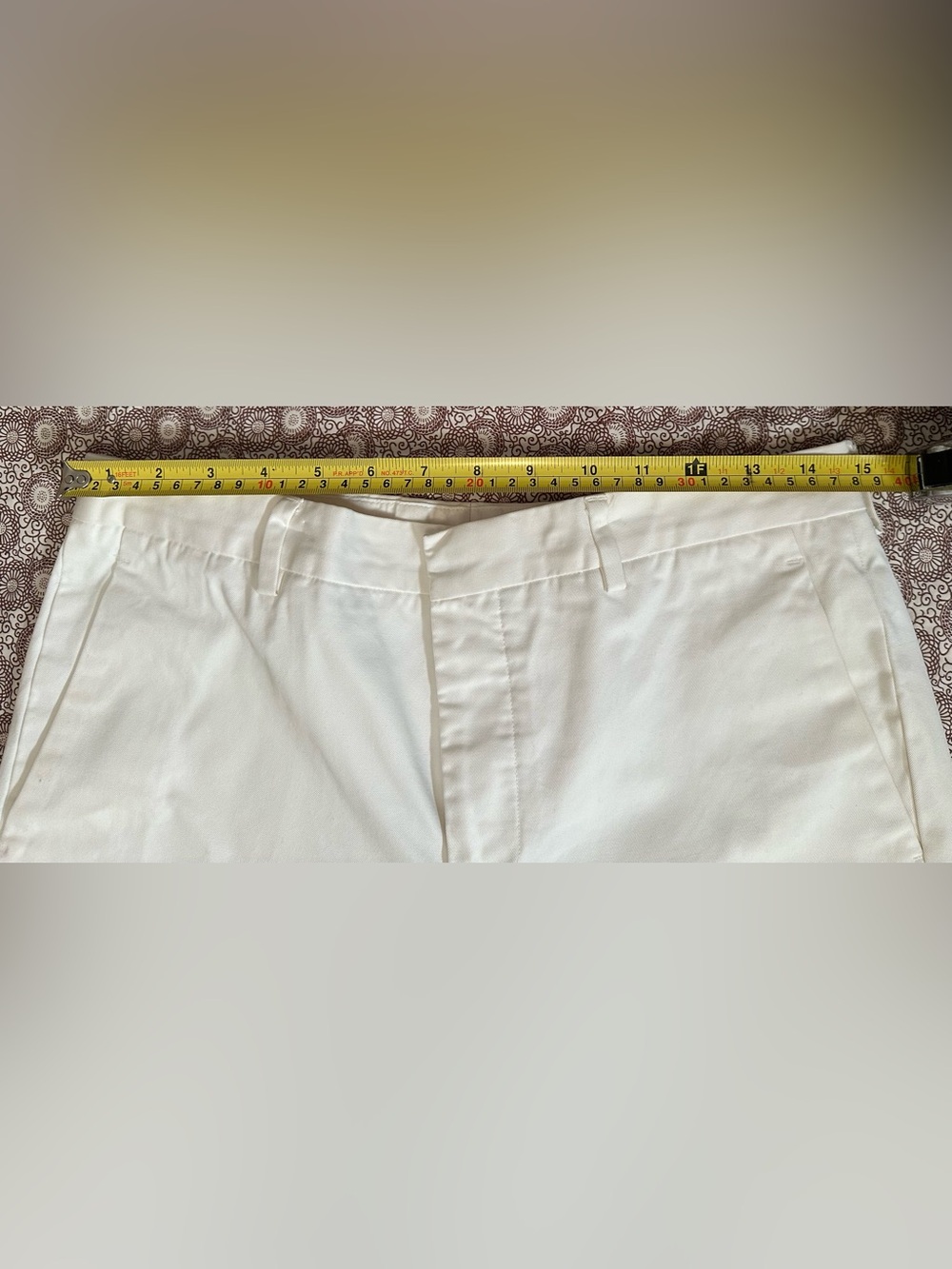 Balenciaga Men’s White Flat Front Cuffed Shorts - Picture 13 of 14